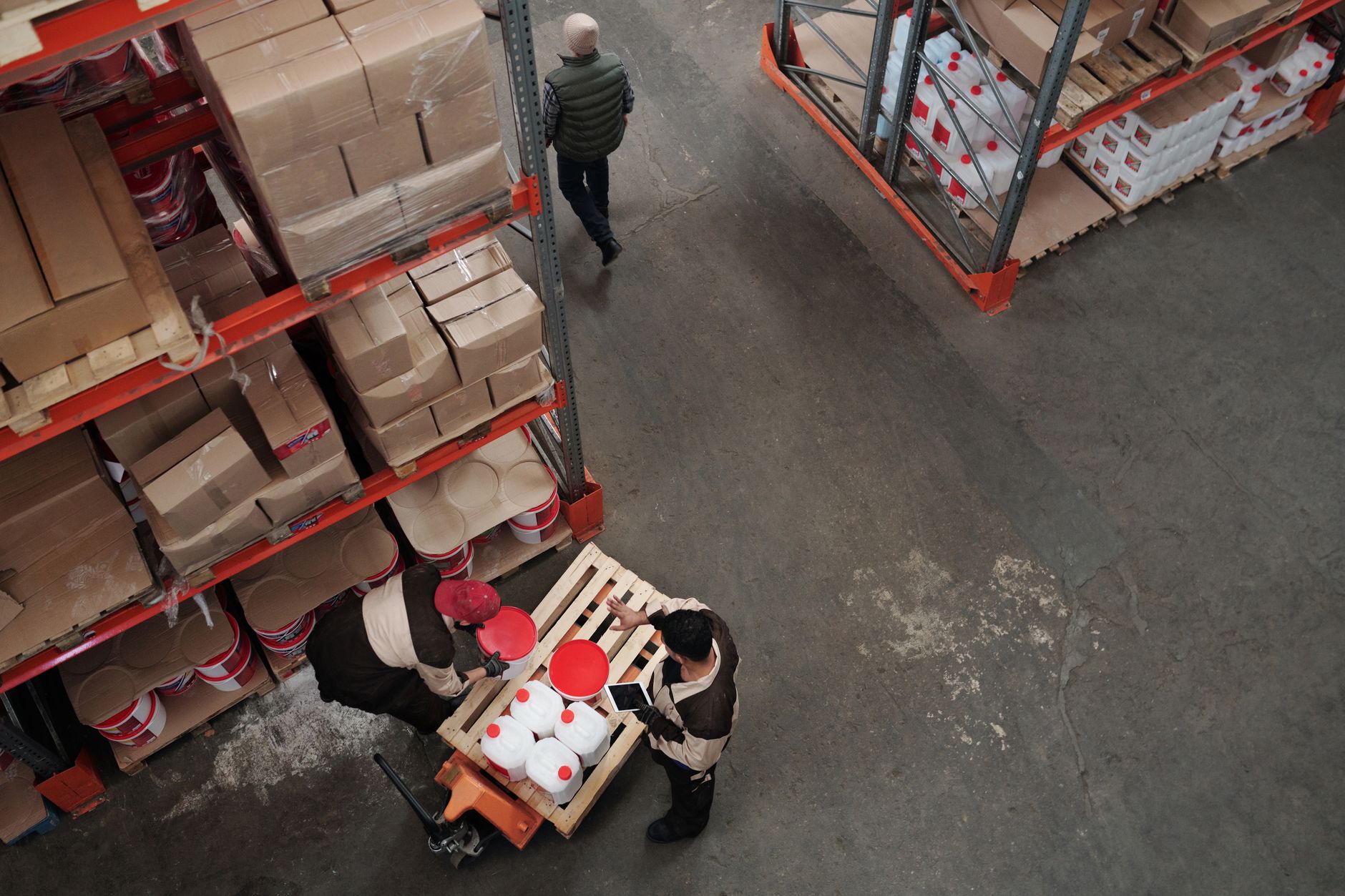Medarbejdere ved en produktionslinje på en fabrik