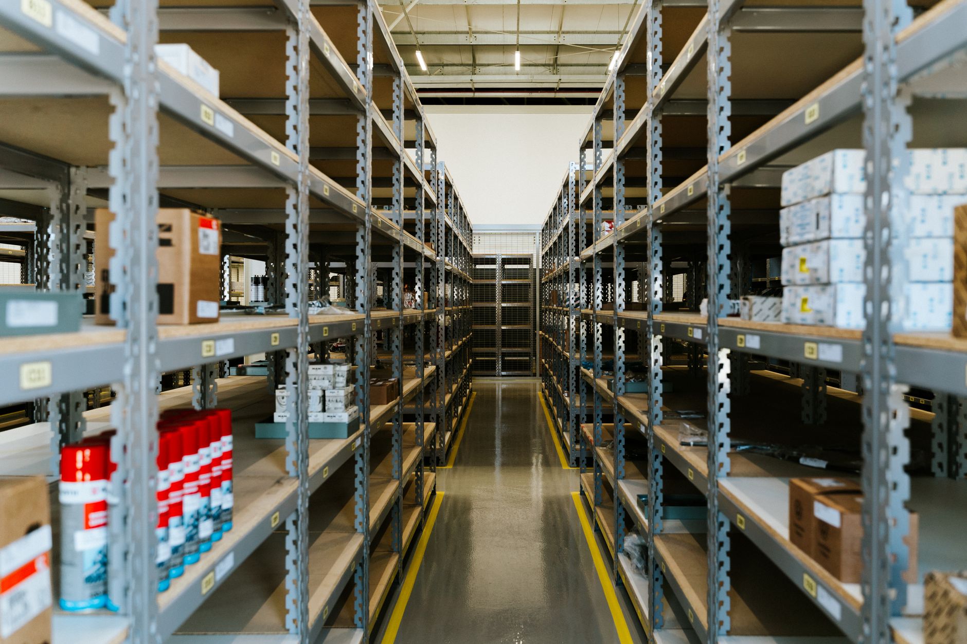 Lang gang med varer i et distributionscenter